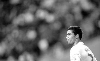 杨晨对话施拉普纳：中国球员不该只为钱踢球，留洋从乙级开始（杨晨与施拉普纳谈中国球员：别只为钱踢球，留洋应从乙级起步）