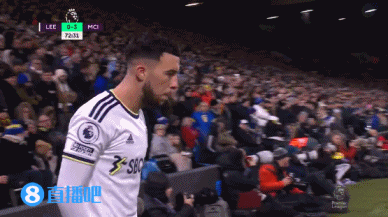 毛彪附体！四川一高校辅导员单刀面对大空门滑倒滚进球网（四川高校辅导员单刀面对空门失足，连人带球滚入球网）