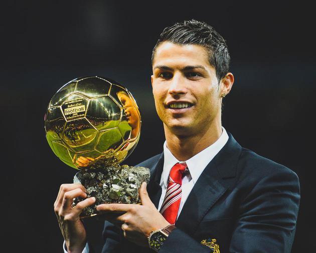 加拉塔萨雷高层炮轰土耳其足协：因遭裁判针对拒绝出席明日仪式（加拉塔萨雷高层怒斥土耳其足协：称遭裁判针对，拒绝出席明日仪式）