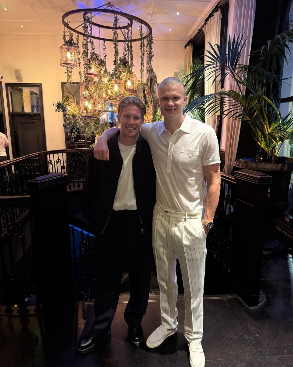 记者：金玟哉经纪人仍在和利雅得胜利谈判，球员渴望转会（记者：金玟哉经纪人与利雅得胜利仍在洽谈，球员盼尽快转会）